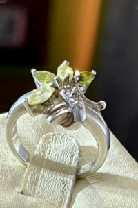 Káprázatos ezüst gyűrű Olivin kövekkel ékesítve