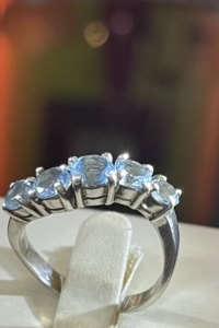 Mesés ezüst gyűrű, kék cirkónia kövekkel