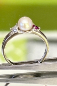 Mesés ezüst gyűrű, tenyésztett gyöngy, rubin, és Topáz díszítéssel