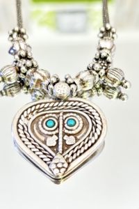 Lenyűgöző, kézi készítésű, mexikói ezüst nyaklánc, Türkiz díszítésű amulettel